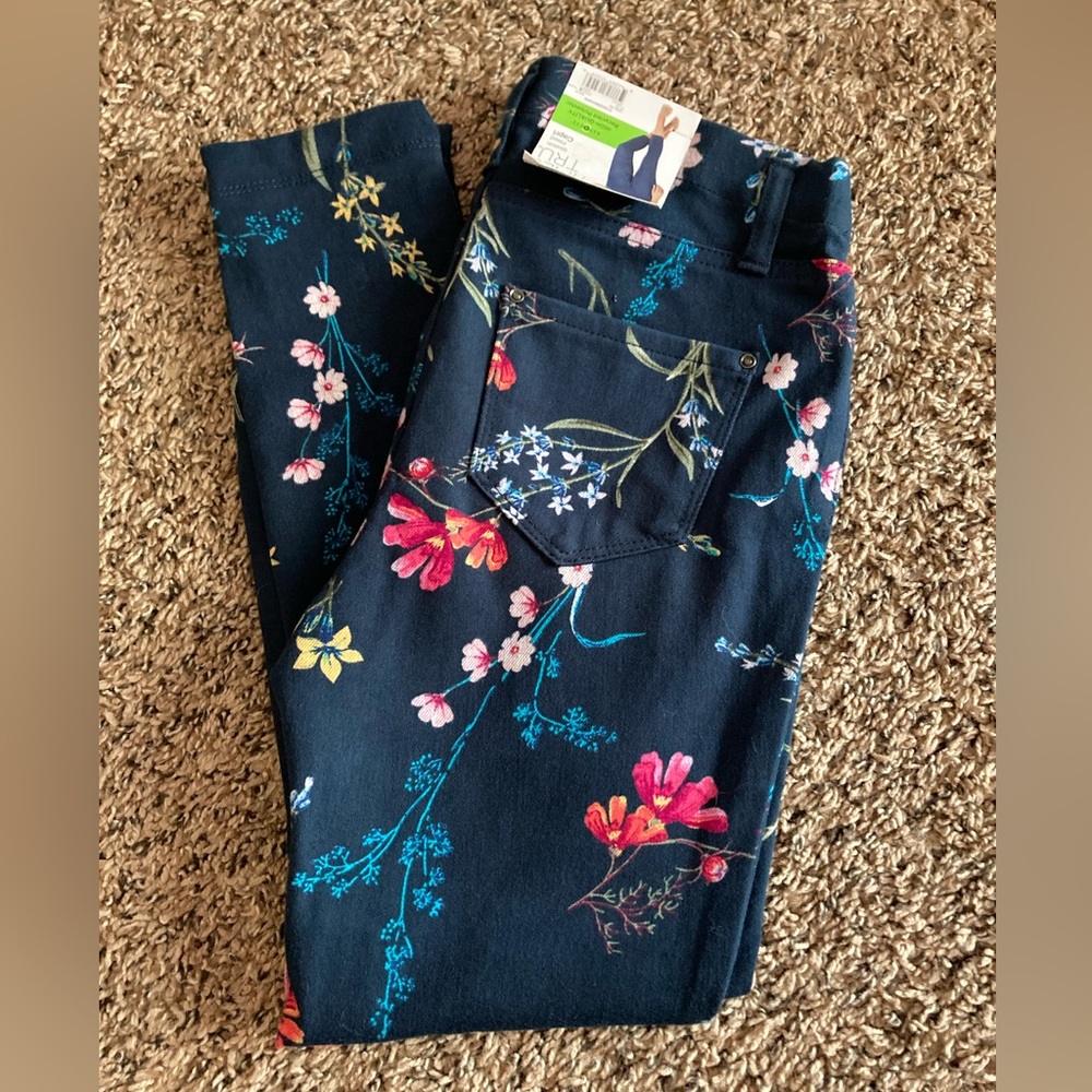 Brand New with tag⭐️ stretch fitted capris